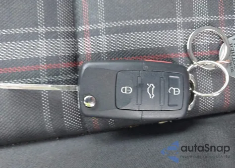 2010 Volkswagen Gti 2-Door z USA, uszkodzony, nr VIN WVWFV7AJ1AW195133